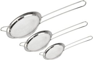 Kit Jogo Conjunto de 3 Peneiras Coador de Cozinha em Aço Inoxidável Inox com Tamanhos de 26cm 23cm 20cm Prático e Simples Manuseio para Polvilhar Coar e Peneirar Versátil e Multiuso Premium