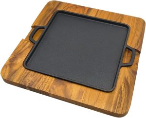 Tábua de Madeira Nobre com Chapa de Ferro, Resistente e Sofisticada, Ideal para Servir Carnes e Churrascos com Estilo e Praticidade, Tamanho Máximo 30 x 30 cm – WOODBULL.