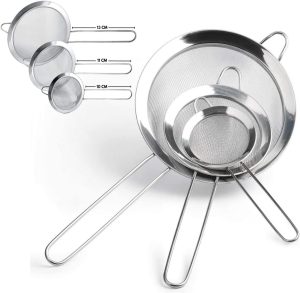 Jogo 3 Peneiras em Aço Inox Resistente Luxo Para Coar Polvilhar Versátil, Durável, com Suporte para Panelas e Travessas, Resistente a Temperaturas e de Fácil Manuseio PRÓODOS