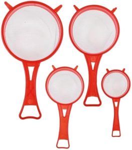 Kit com 4 Peneiras de Cozinha – 4 Tamanhos Diferentes – Cabo Resistente – Ideal para Farinha, Arroz, Massas e Alimentos em Geral (Vermelho)