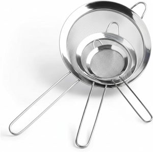 Kit com 3 Peneiras em Aço Inox 8cm 12cm 14 cm Cozinha Resistente Coador Luxo Versátil Durável com Suporte Resistente a Temperaturas Fácil Manuseio