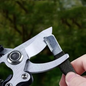 Afiador de facas de metal portátil ProSharp para tesouras de jardim, tesouras, facas, pedra de amolar manual com tampa protetora, tamanho de bolso, sem necessidade de eletricidade, fácil de usar para