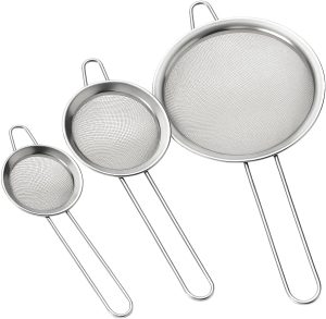 Conjunto com 3 Peneiras de Inox Resistentes Coador de 8cm, 16cm e 20cm para Cozinha e Uso Doméstico Kit Jogo 3 peças Escorredor Malha Fina Borda Metalica Polvilhar Premium