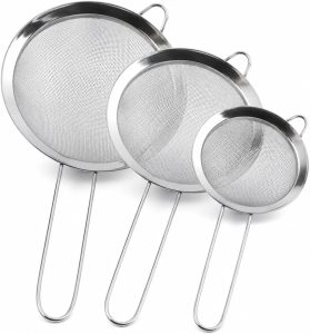Kit com 3 Peneiras de Cozinha em Aço Inox com Alça Premium – 8cm 10cm e 12cm – Para Coar Peneirar Escorrer e Lavar Alimentos
