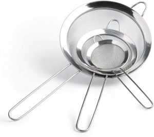 Kit 3 Peneiras Diâmetros 34,5cm 29cm 10cm Aço Inox Coar Polvilhar Peneirar Versátil Durável Resistente Alça Longa Utensílio De Cozinha Multitamanho Premium